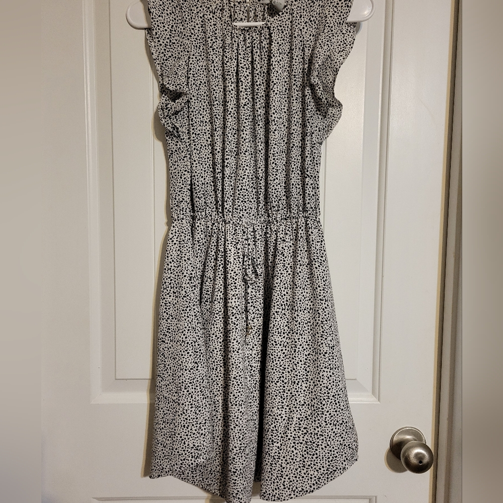 H&M Black and White Short Sleeve Flowy Tie Waist Dress Size 4